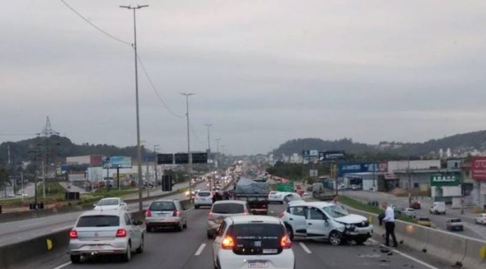 Acidente interrompe trânsito na BR-101 em Palhoça