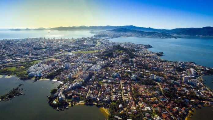 Foto aérea da região continental de Florianópolis