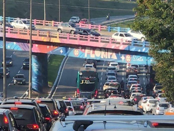 engarrafamento na via expressa na cabeceira da Ponte Pedro Ivo Campos, em Florianópolis