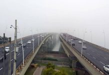 forte neblina sobre as pontes de acesso à ilha de floripa