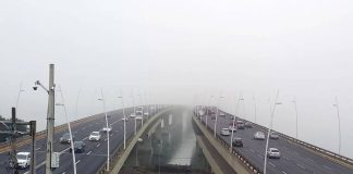 forte neblina sobre as pontes de acesso à ilha de floripa