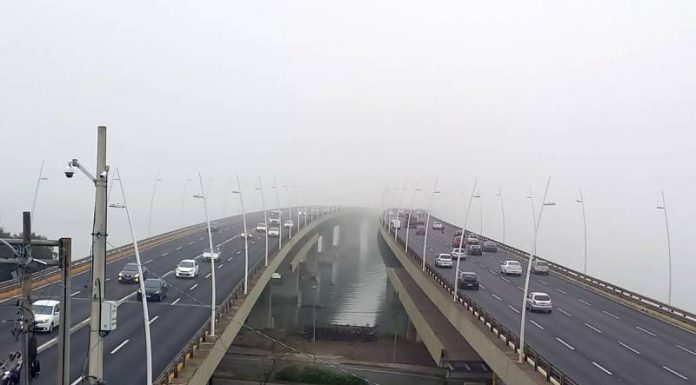 forte neblina sobre as pontes de acesso à ilha de floripa