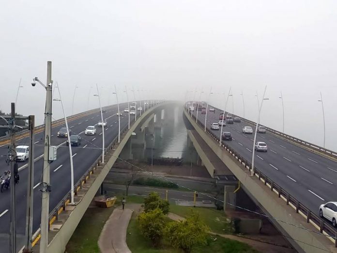forte neblina sobre as pontes de acesso à ilha de floripa