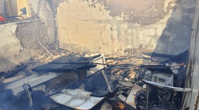 Um incêndio atingiu ao menos cinco kitnets na manhã dessa quinta-feira (7/7) no loteamento Lisboa, em São José.
