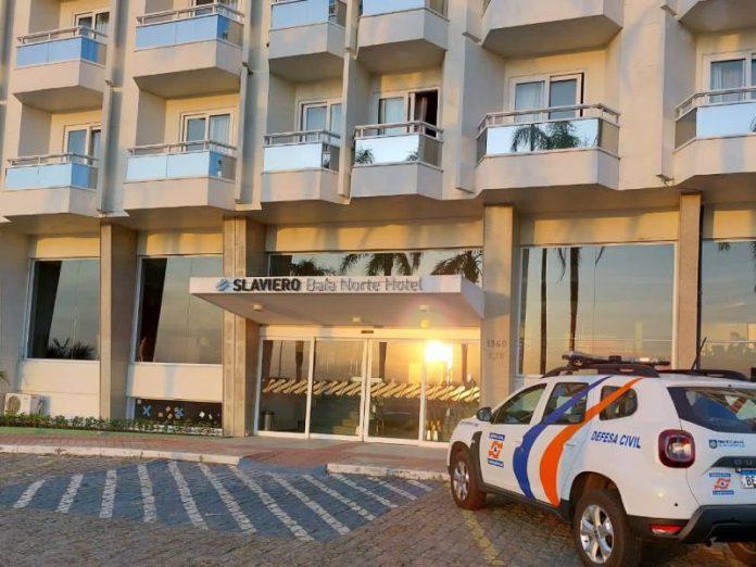 Defesa Civil de Florianópolis libera hotel na Beira-Mar Norte que ficou danificado após explosão em maio