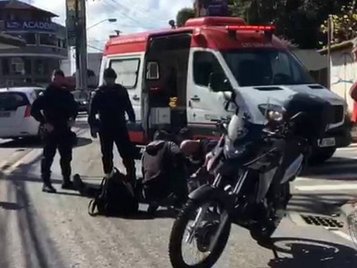 após roubar carro e fugir em alta velocidade ladrão bateu em motociclista