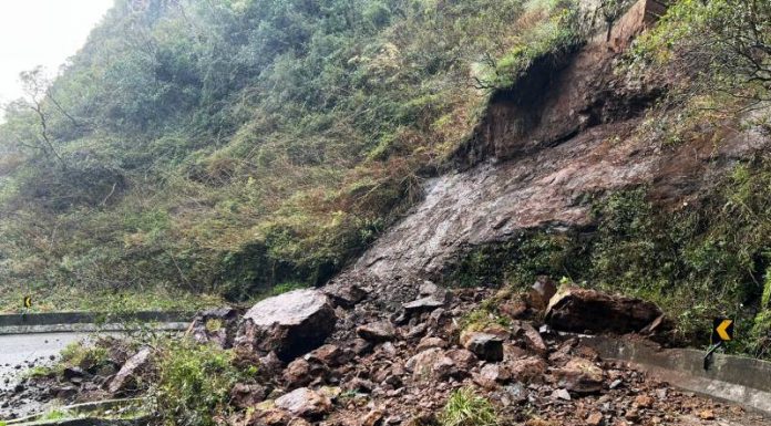 queda de barreira na rodovia serra do rio do rastro