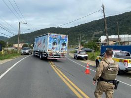Acidente com bicicleta na SC-406 deixa mãe e bebê de um ano feridos Acidente com caminhão e bicileta na SC-406