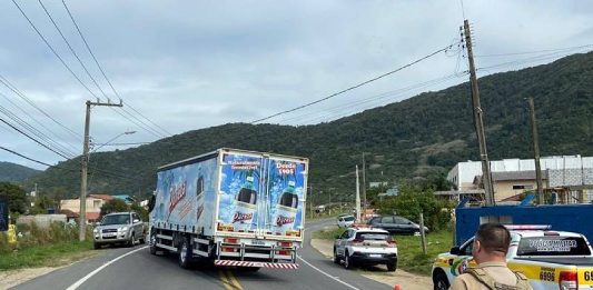 Acidente com bicicleta na SC-406 deixa mãe e bebê de um ano feridos Acidente com caminhão e bicileta na SC-406
