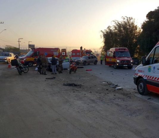 Jovem morre em batida frontal na BR-282 em Palhoça Batida frontal envolvendo Gol e Voyage na BR-282 em Palhoça