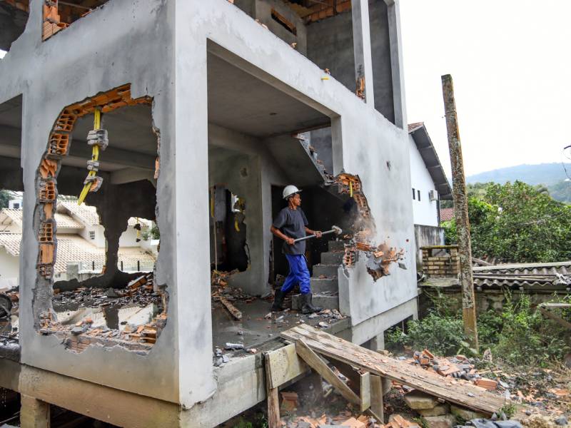 Já são dezenas de demolições sumárias em Florianópolis após constatação de obras irregulares