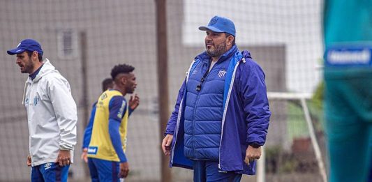 Arbitragem complicada no Scarpelli, cartão azul, Barroca inventa critérios eduardo barroca tecnico avai
