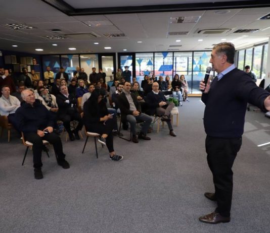 Floripa Mais Tec vai formar jovens e adultos para o setor de TI Floripa Mais Tec vai formar jovens e adultos para o setor de TI