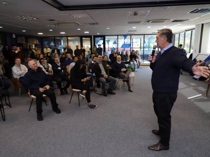 Lançamento Floripa Mais Tec Floripa Mais Tec vai formar jovens e adultos para o setor de TI