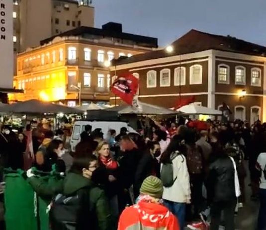 Mulher é presa em manifestação pela democracia em Florianópolis Manifestação pela democracia no Centro de Florianópolis
