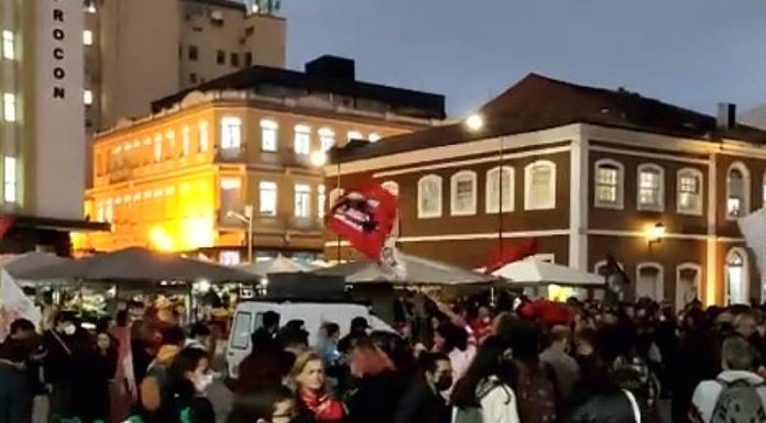 Manifestação pela democracia no Centro de Florianópolis