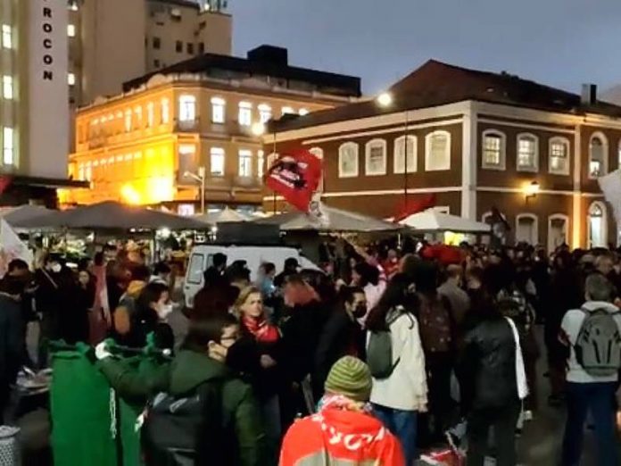 Manifestação pela democracia no Centro de Florianópolis