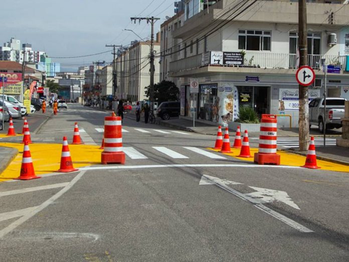 Cruzamento da Rua Osni João Vieira com Irineu Bornhausen