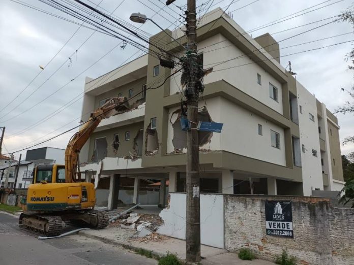 Prédio em fase de finalização é demolido no Norte da Ilha de Florianópolis