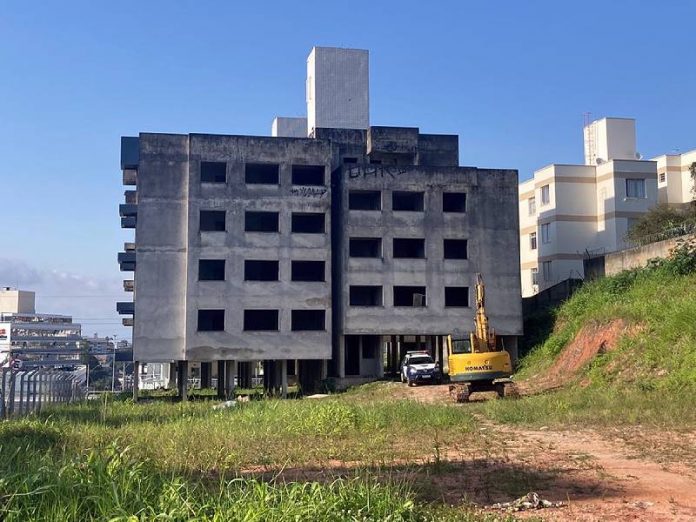 Prédio abandonado em Coqueiros