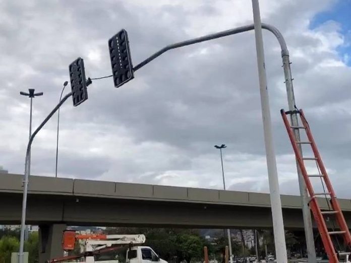 Instalado semáforo em frente os clubes de remo