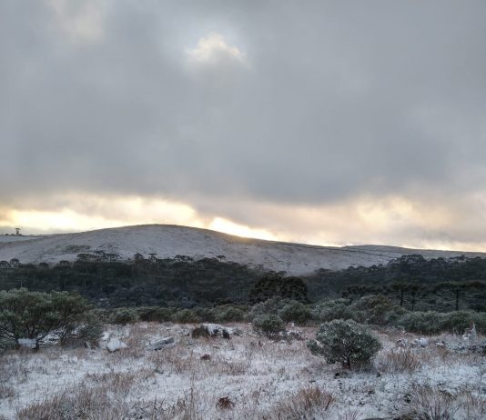 Primavera começa com neve na serra