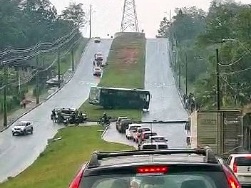 Acidente de ônibus na Av. das Torres em São José