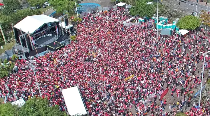 PT fez ato de campanha no Centro de Florianópolis reunindo milhares de apoiadores