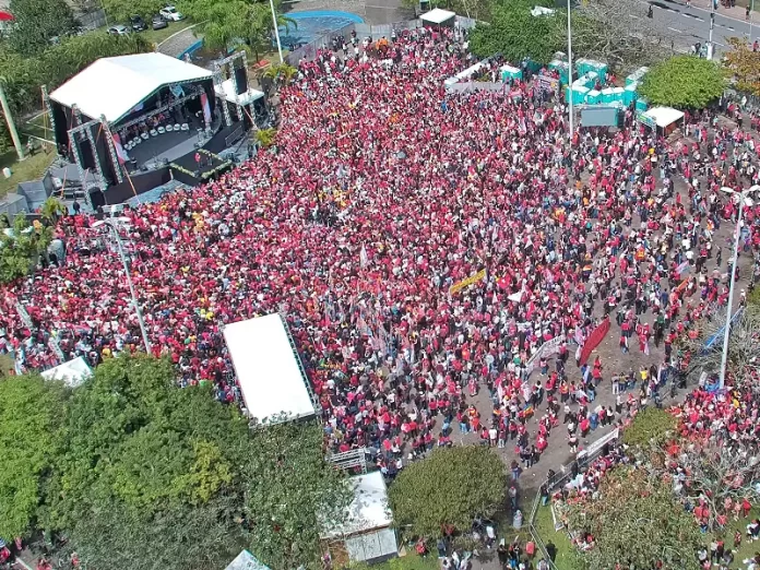 PT fez ato de campanha no Centro de Florianópolis reunindo milhares de apoiadores