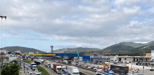 Tarifas de pedágio na BR-101 Norte em SC serão reajustadas em 6% Com BR-101 travada, Biguaçu teve sábado de caos no trânsito