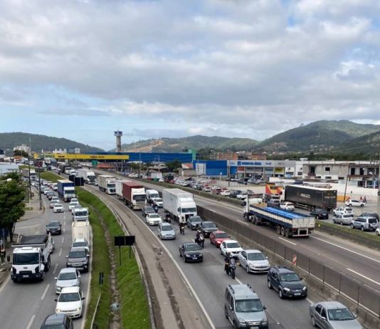 Carreta com barco trava BR-101 em Governador Celso Ramos Com BR-101 travada, Biguaçu teve sábado de caos no trânsito