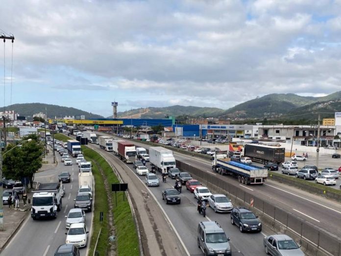Com BR-101 travada, Biguaçu teve sábado de caos no trânsito