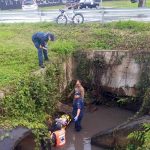 Ciclista cai em vala na SC-401