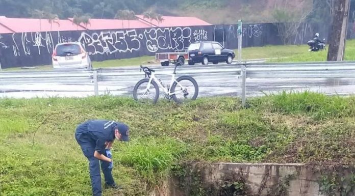 Ciclista cai em vala na SC-401