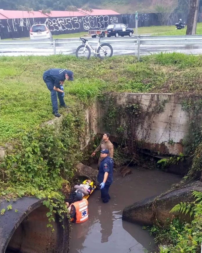 Ciclista cai em vala na SC-401