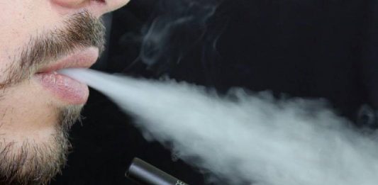 Cigarros eletrônicos entram na mira da proibição na Alesc Cigarro eletrônico