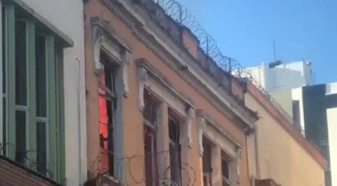 Incêndio atinge prédio na Rua Trajano, no Centro