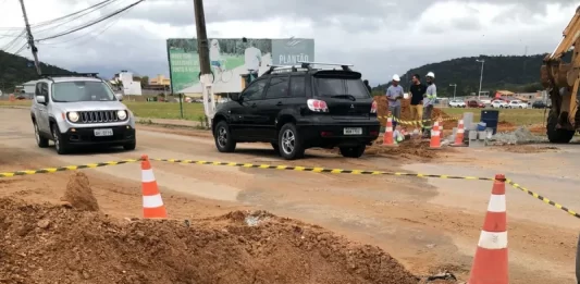 Sob reclamação da comunidade, obra da SC-406 entra em fase noturna Obra de revitalização da SC-406