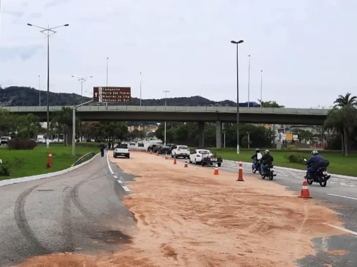 Caminhão derruba óleo na entrada da ilha e complica trânsito