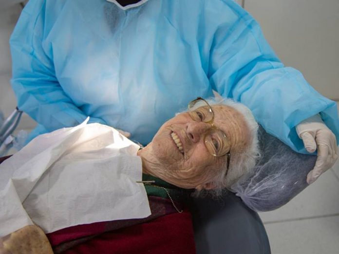 Primeira prótese total é entregue e devolve sorriso à idosa