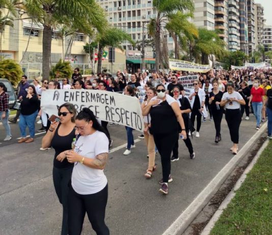 Profissionais de enfermagem protestam em Florianópolis por piso salarial Cerca de 500 pessoas participaram do ato nesta sexta em Florianópolis