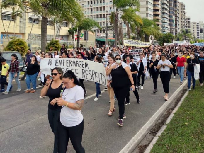 Cerca de 500 pessoas participaram do ato nesta sexta em Florianópolis