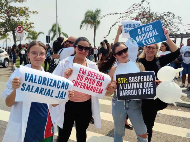 Profissionais de enfermagem protestam contra suspensão do piso salarial