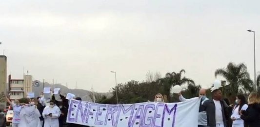 Profissionais de enfermagem protestam contra suspensão do piso salarial