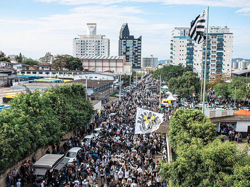 Torcida do Figueirense no entorno do Scarpelli