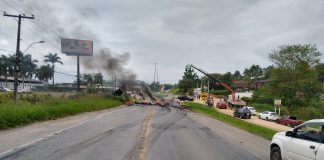 Santa Catarina tem dezenas de pontos bloqueados por manifestantes bolsonaristas