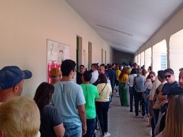 Eleitores enfrentam filas de 1h30 na Grande Florianópolis Eleitores enfrentam filas de 1h30 na Grande Florianópolis