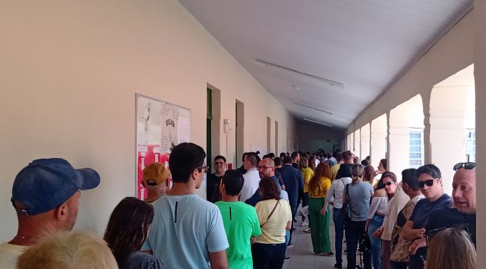 Eleitores enfrentam filas de 1h30 na Grande Florianópolis