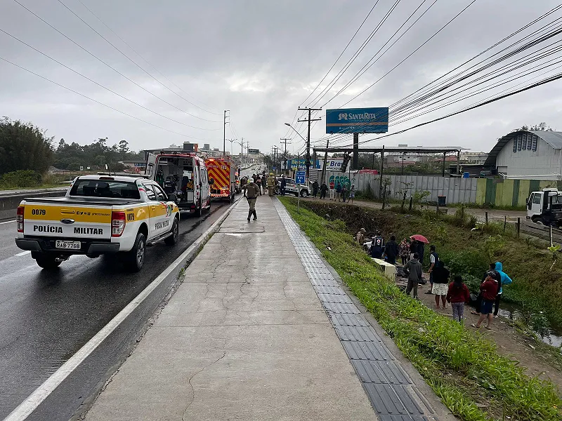 Celta capotou sobre dois homens que dormia na margem da rodovia