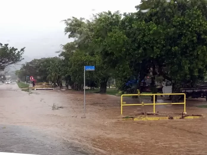 Diversos corregos transbordaram e alagaram ruas de Biguaçu